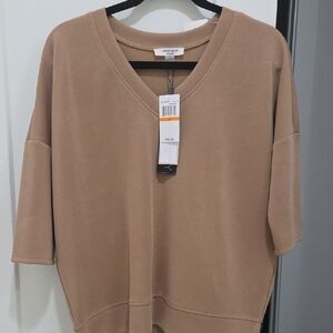 Cable & Gauge V-Neck Short Sleeve Pullover in Camel
